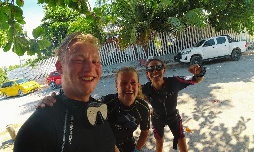 Grupo de buceadores listos para embarcarse en Mahahual