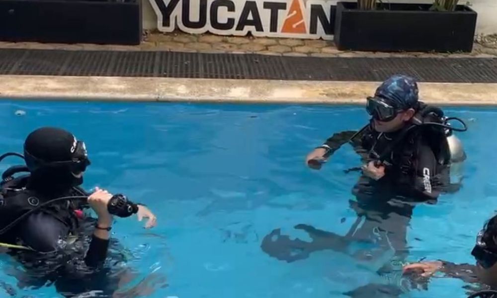 Dos buzos con señales confusas bajo el agua mostrando errores de comunicación