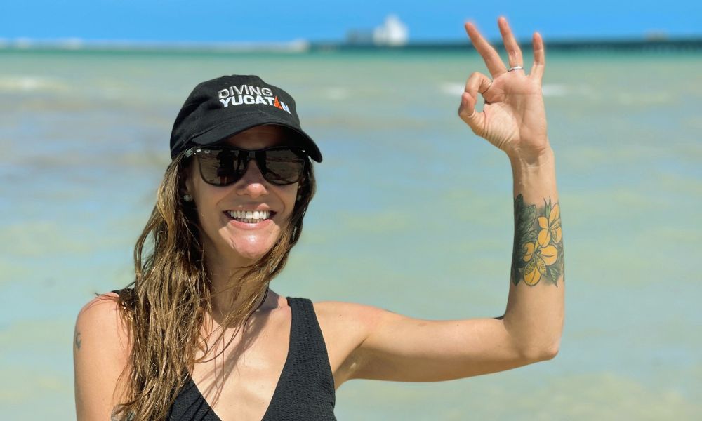 Mujer buceadora representando a Micaela Pappalardo, instructora profesional de buceo