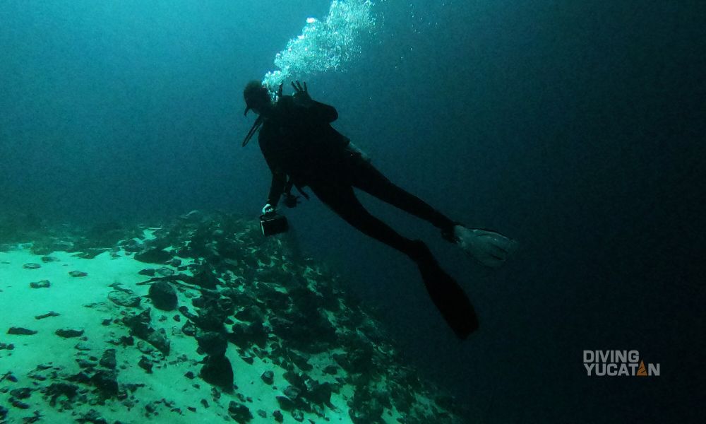 Instructor explicando el equipo de buceo a un principiante antes de la inmersión