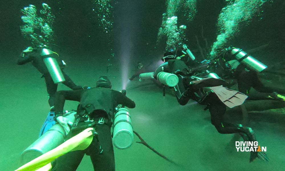 Instructor explicando medidas de seguridad para actividades acuáticas en un cenote