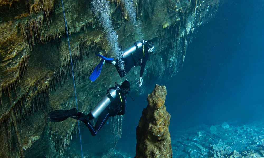 Instructor y alumno durante una sesión de formación de buceo en Yucatán.