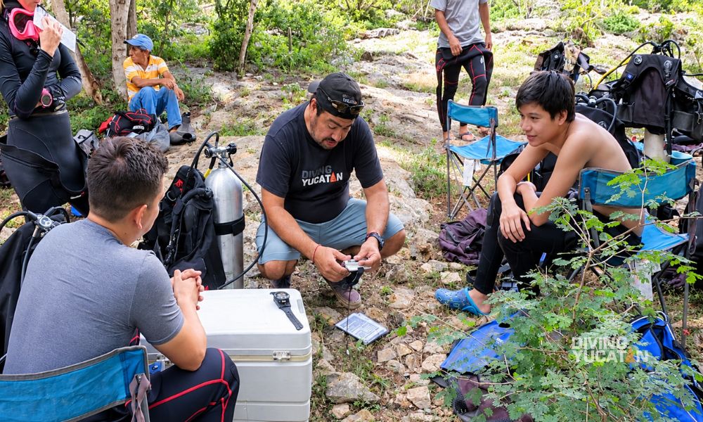 Grupo de buzos atendiendo un briefing antes de entrar al cenote.