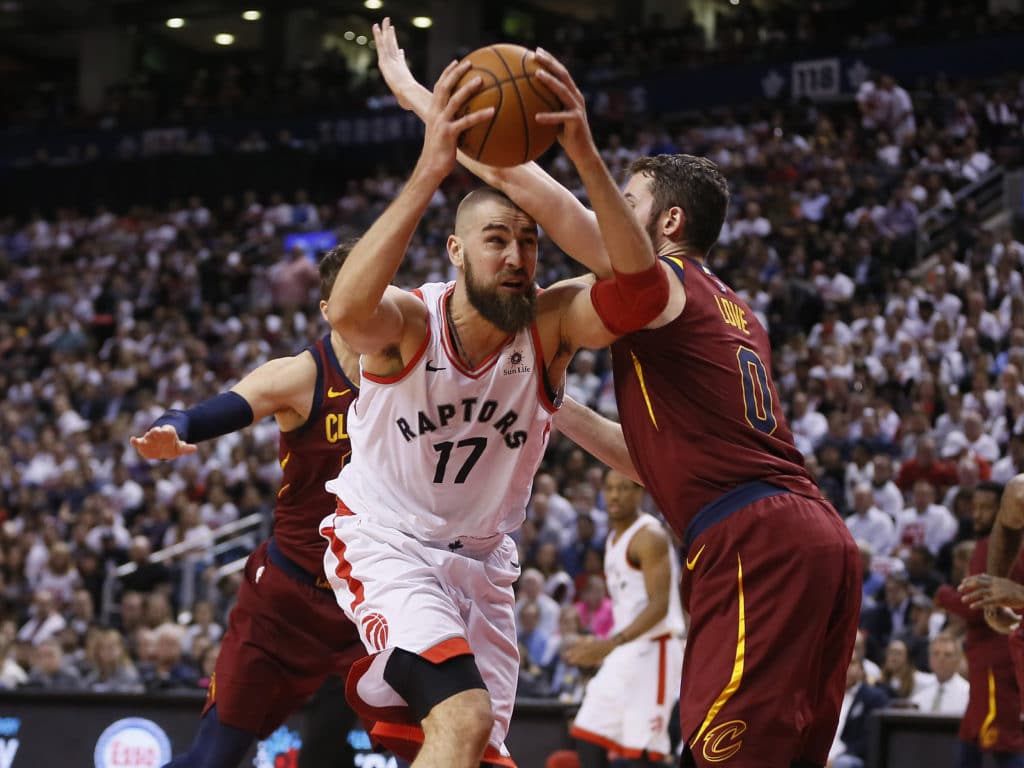 Tyronn Lue will keep Kevin Love as starting center despite his struggles