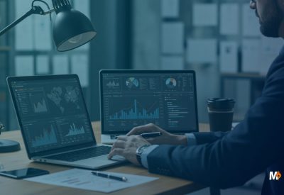 Directivo analizando dashboard ERP en oficina moderna tomando decisión estratégica operativa