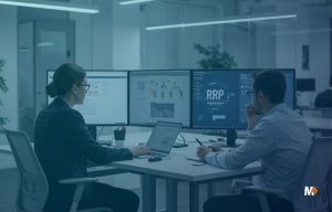 Directivo analizando implementación estratégica de ERP empresarial