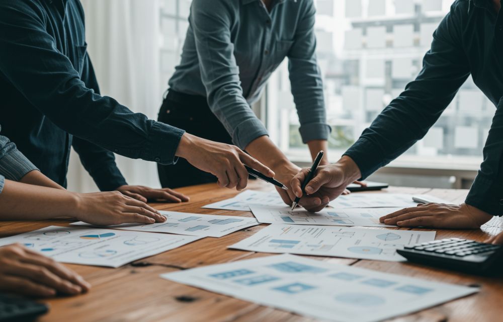 Equipo revisando procesos antes de implementar ERP