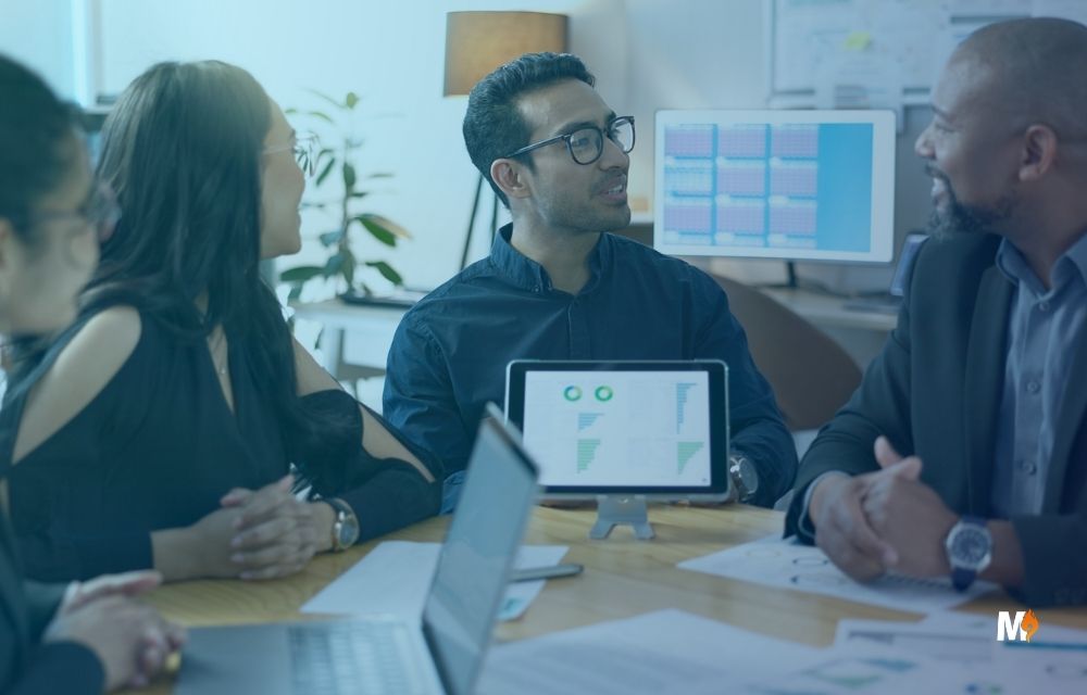 Equipo directivo define modelo operativo multi-sucursal entre central, híbrido o por tienda.