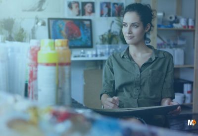 Encargado de tienda revisando ventas e inventario desde caja en un negocio retail en México