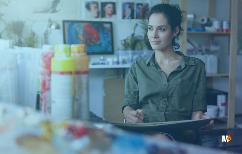 Encargado de tienda revisando ventas e inventario desde caja en un negocio retail en México