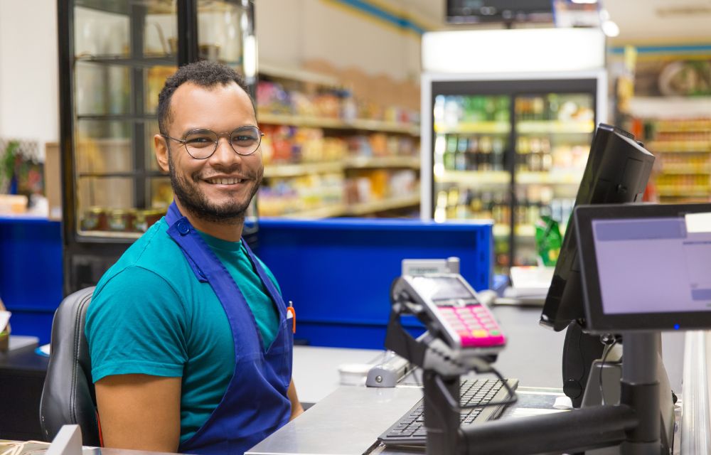 Registro de ventas en caja dentro de una tienda comercial