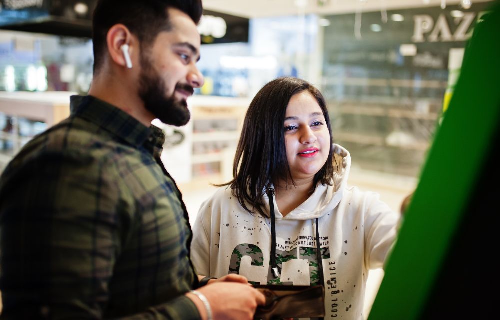 Revisión diaria de caja y tickets en una tienda retail