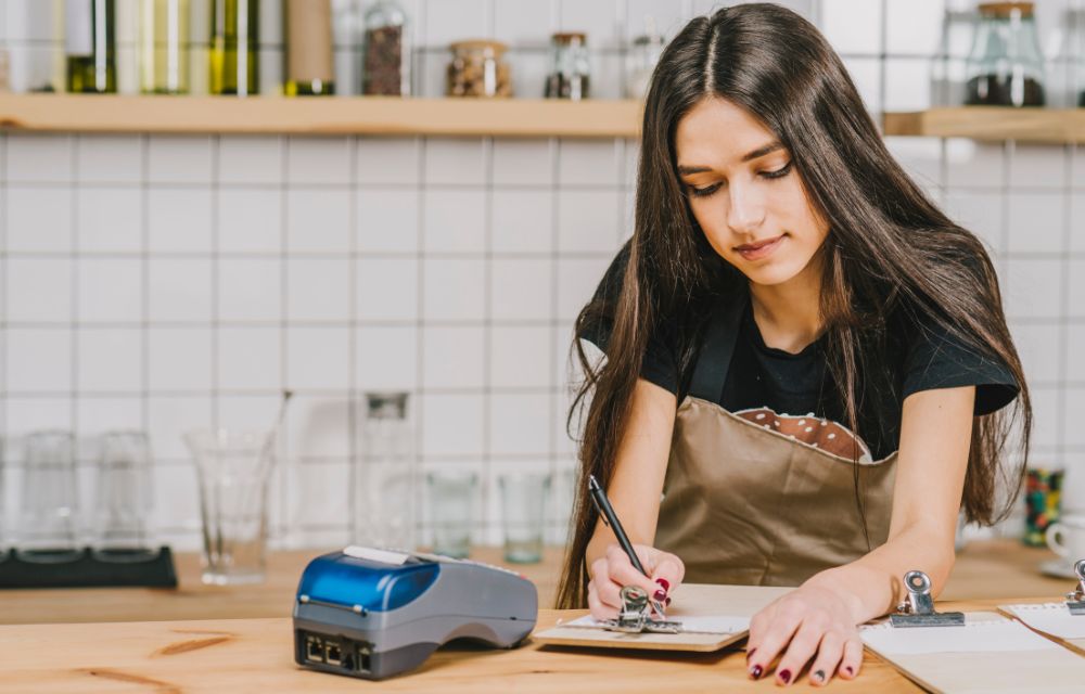 Gerente de tienda revisando checklist diario de ventas, inventario y caja