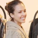 Jessica Alba Smiles As She Shops
