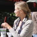Cameron Diaz Buys A Smoothie