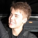 Justin Bieber Has Fun With His iPhone