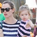Jennifer Garner Takes Her Girls To The Farmer's Market
