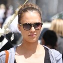 Jessica Alba Buys A Lamp