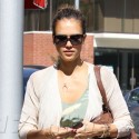 Jessica Alba Stops By A Nail Salon