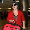 Kelly Clarkson Smiles Her Way Through Miami Airport