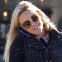 Reese Witherspoon Can't Stop Gabbing On Her Cell Phone