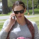 Jennifer Garner Picks Up Her Girls At School