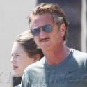 Sean Penn Stocks Up On Groceries With His Daughter