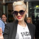 Gwen Stefani Leaves Her Hotel Flashing The Peace Sign