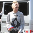 Gwen Stefani Wears A Sweatshirt In The Heat