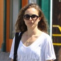 Natalie Portman Walks Through Hollywood In Jeans And A T-Shirt