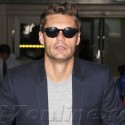 Ryan Seacrest Lugs His Own Luggage