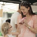 Jennifer Garner Goes To The Farmers Market With Daughter Violet