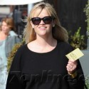 Reese Witherspoon Gets Lunch In Brentwood