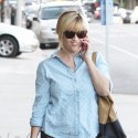 Reese Witherspoon Grabs Lunch At Farm Shop In Santa Monica