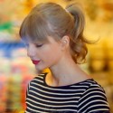 Taylor Swift Goes Grocery Shopping With Mom