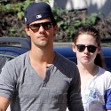 Kristen Stewart Hangs Out With Taylor Lautner