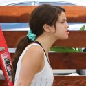Selena Gomez Picks Up Fast Food For Lunch