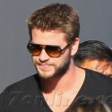 Liam Hemsworth Greets His Fans