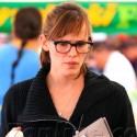 Jennifer Garner Heads To The Farmers Market With Her Kids