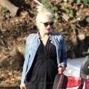 Pregnant Gwen Stefani Struts Her Stuff In Leather Leggings