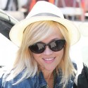 Reese Witherspoon Smiles At Lunch With A Pal