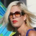 Tori Spelling Helps Set Up A Lemonade Stand For Her Kids