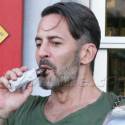 Marc Jacobs Smokes And Vapes Simultaneously!