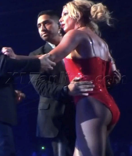 Britney Spears Ambushed On Stage By Crazed Fan During Vegas Concert Britney Spears Photos X17 Online