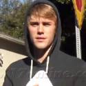 Justin Bieber Plays Nice With Photographers