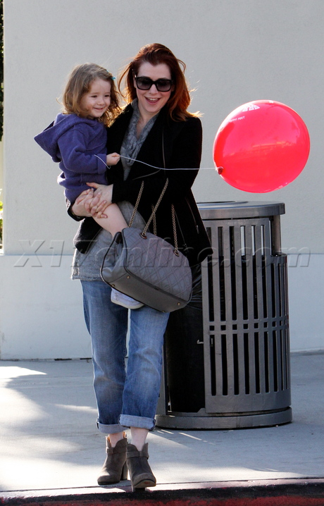 boots sunglasses Alyson Hannigan balloon child jeans homeless