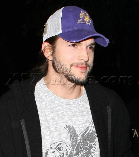 hat Ashton Kutcher beard demi moore cartigan LA Lakers Staples center