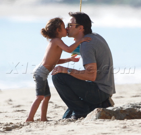 beach swing sand kid 