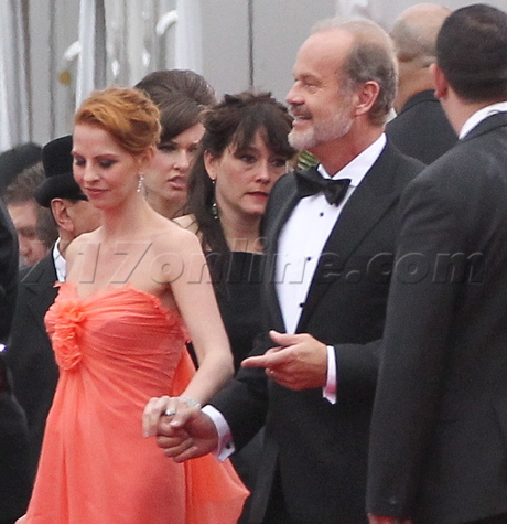 golden globes gown Kelsey Grammer pregnant