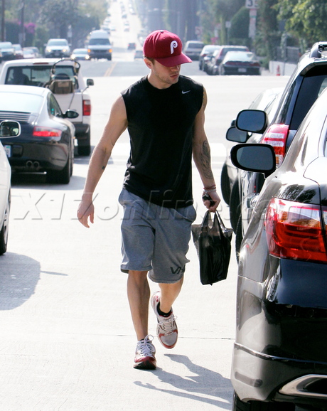 Ryan Phillippe hat muscles gym workout shorts sleeveless 
